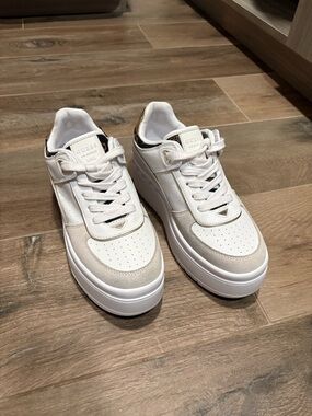 GUESS Women’s White Platform Sneakers size 9